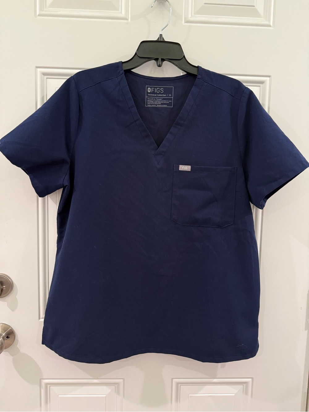 FIGS Men’s Navy V-Neck Scrub XL Top with Chest Pocket